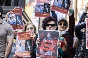 Feuer und Flamme der Diktatur – Frauen, Revolution im Iran: Wie weiter? @ Hamburg, Centro Sociale, Kolleg Vorraum
