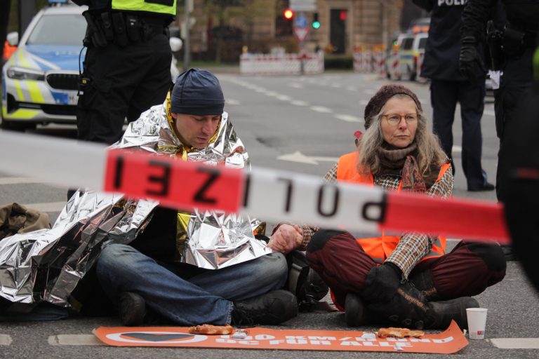 Solidarität mit den Klimaktivist:innen!