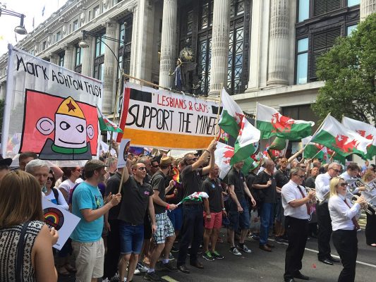 Arbeiter:innen und Queers in Solidarität gegen Thatcher – das Kapital wird vereint geschlagen!